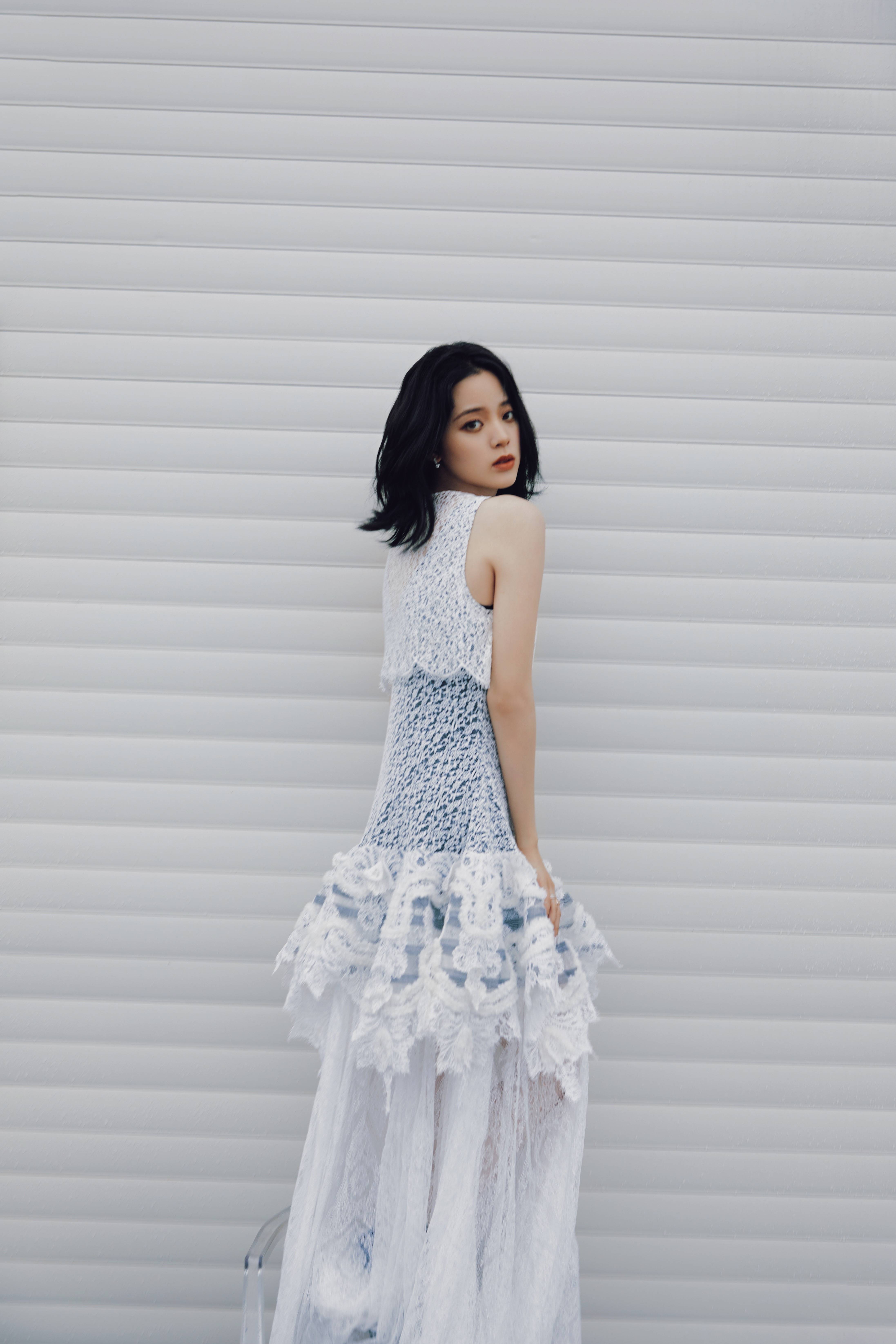 欧阳娜娜穿蕾丝镂空礼裙清纯可人 深V内搭小显性感-搜狐大视野-搜狐新闻