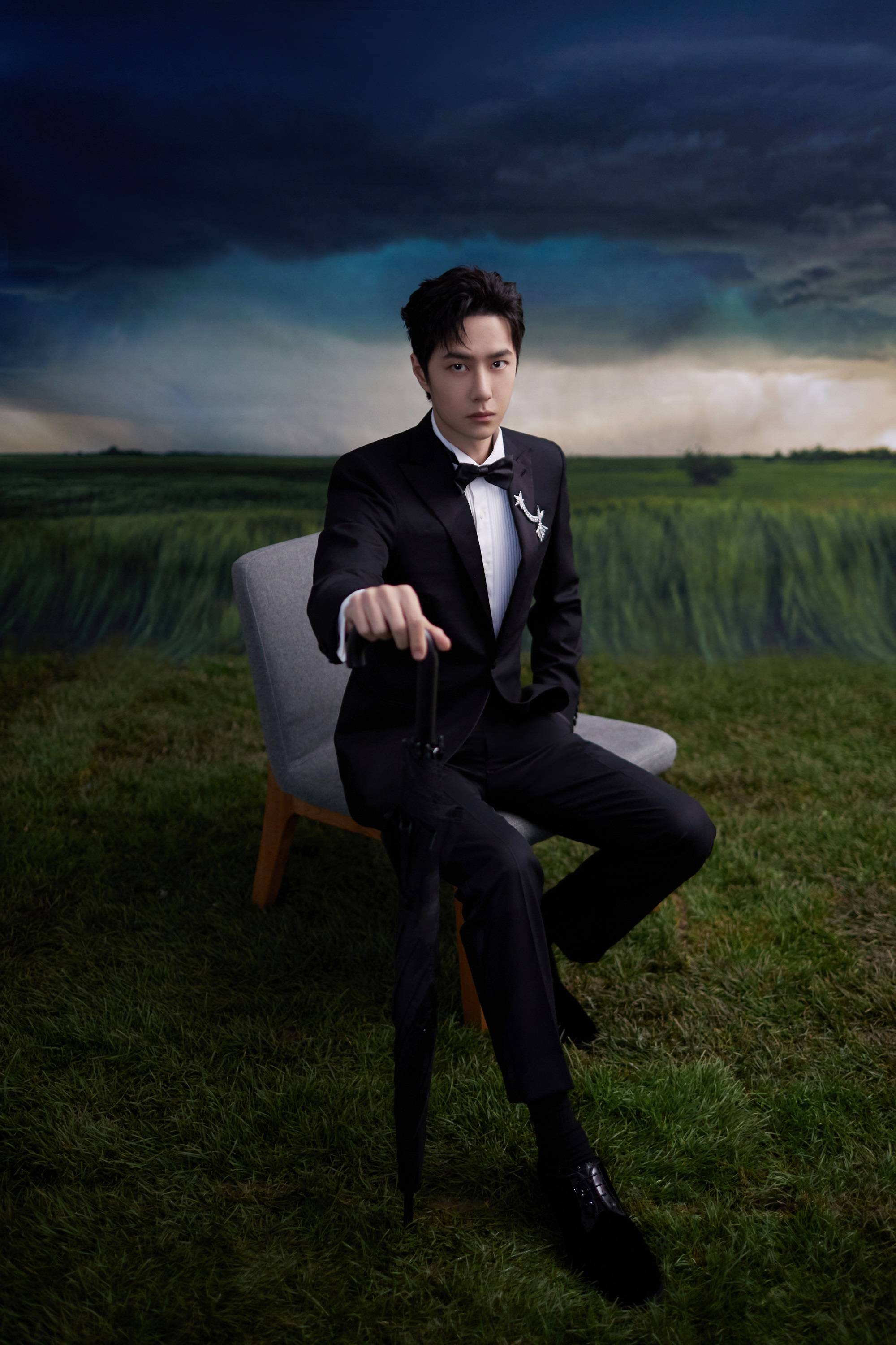 王一博身穿 brioni 黑色礼服搭配白色礼服衬衫亮相微博电影之夜盛典