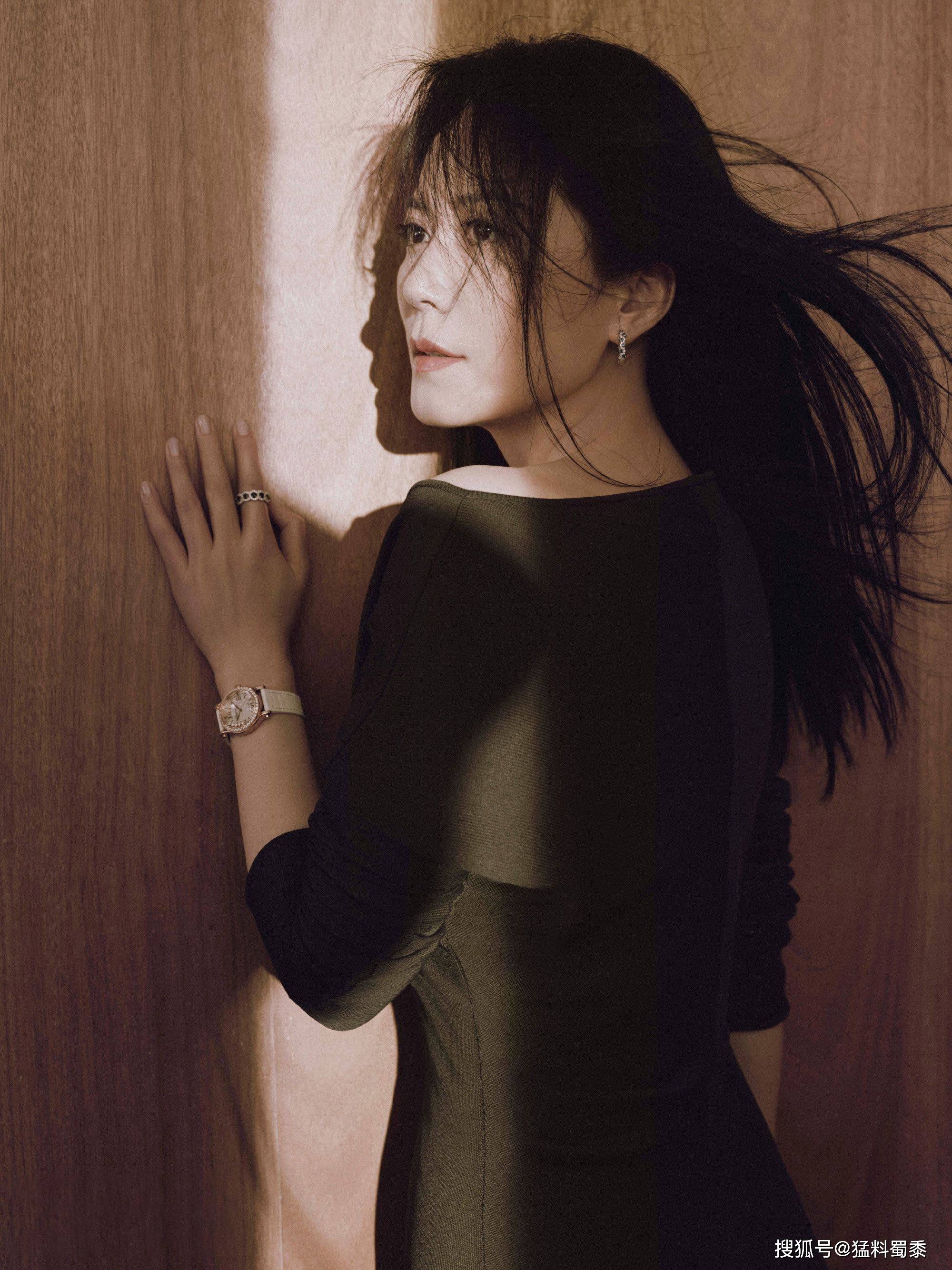 近日,51岁的俞飞鸿晒出最新时尚写真,身材紧致,肌肤白皙,宛若18岁少女