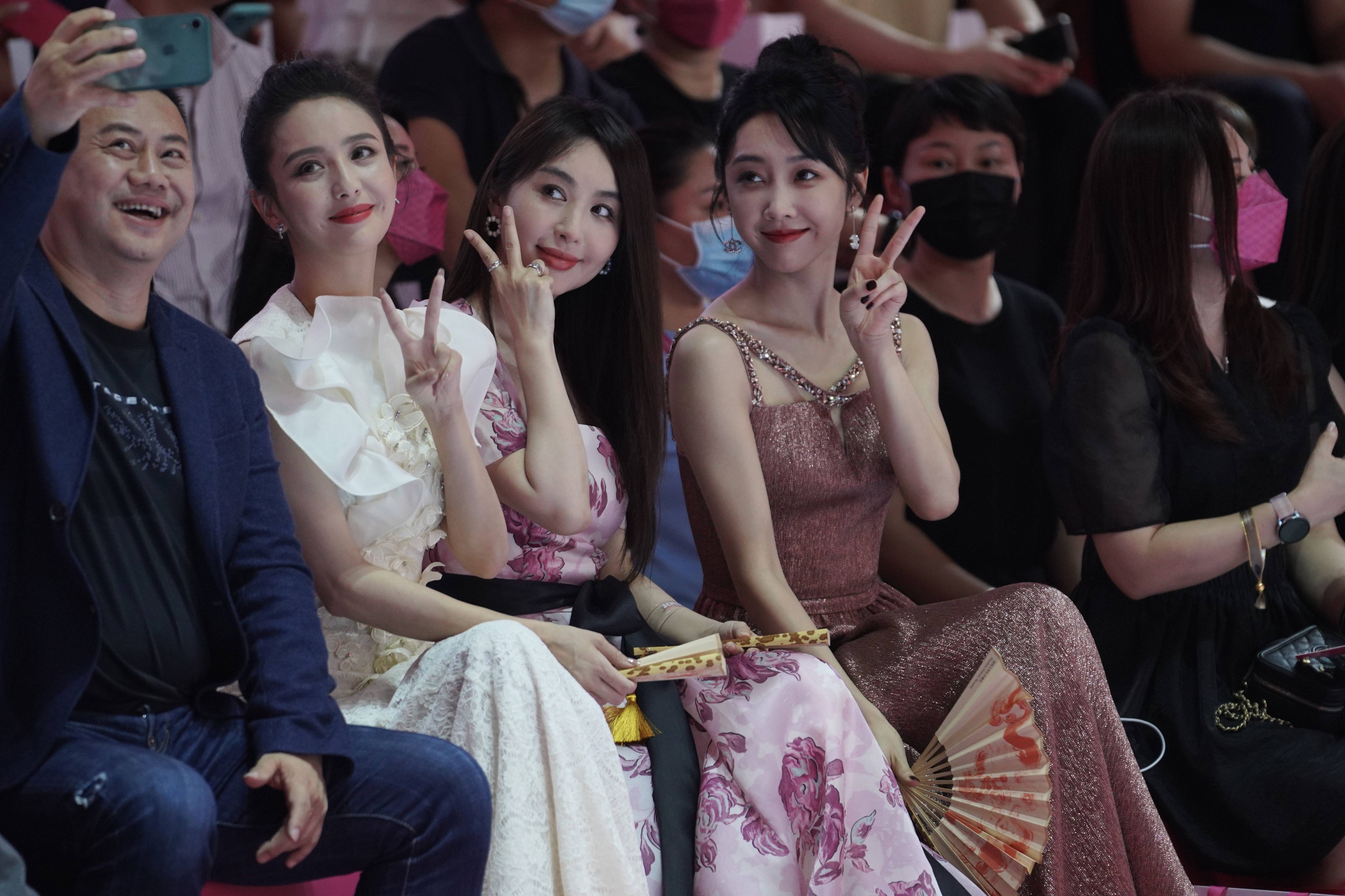 佟丽娅李菲儿宣璐同框看秀开心比耶合影画面养眼