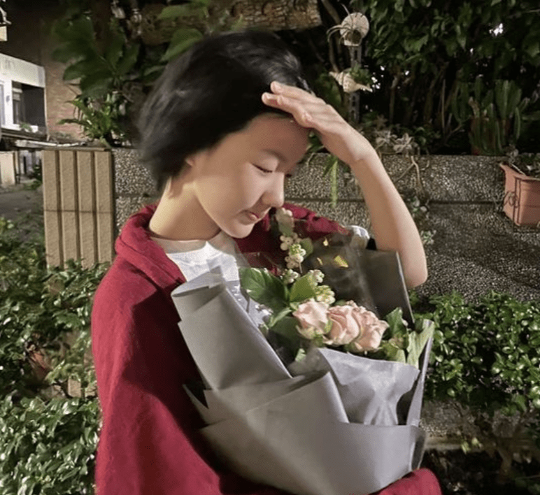小S大女儿许曦文晒杀青照 穿红外套捧鲜花恬静优雅-搜狐大视野-搜狐新闻