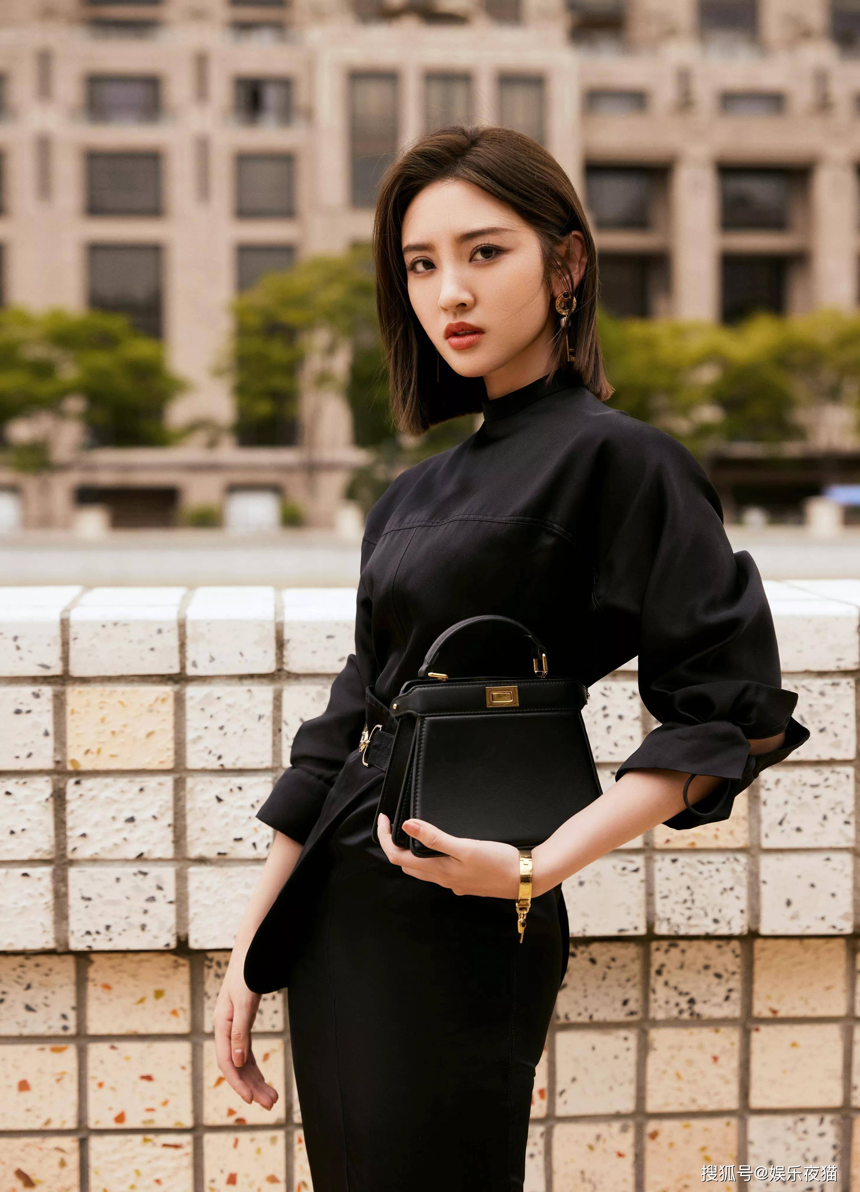 唐艺昕街拍写真一身黑衣摩登优雅时尚迷人