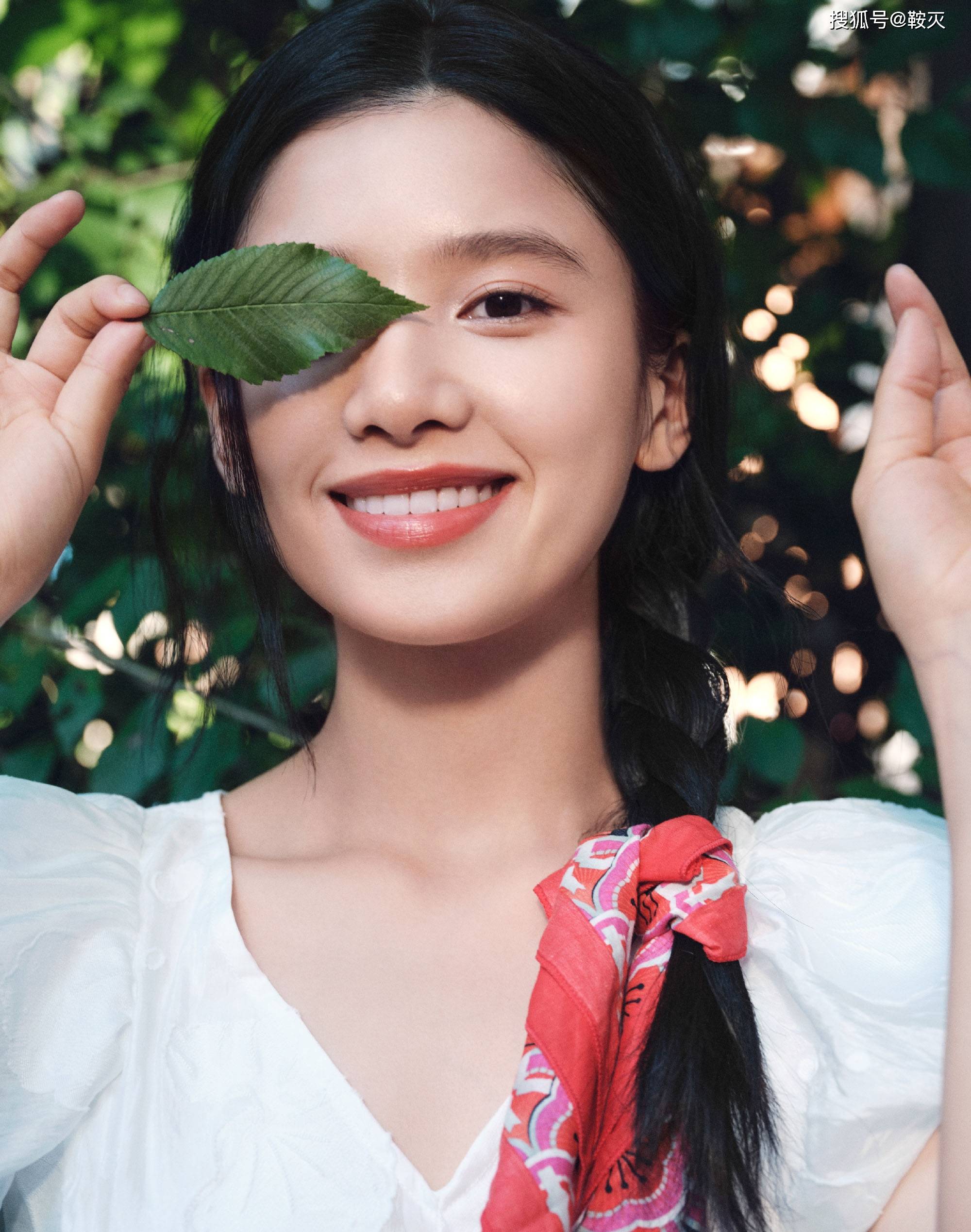 张婧仪绿叶与花香陶醉一夏