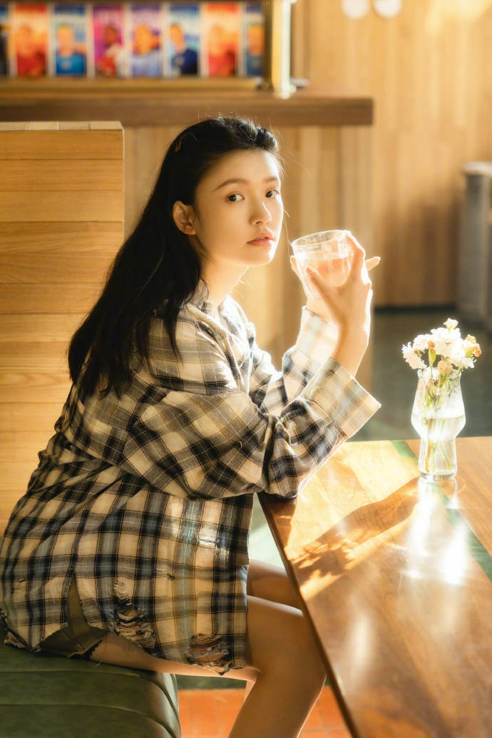 林允分享假日写真照 秋日暖阳中素颜出镜光影温柔-搜狐大视野-搜狐新闻