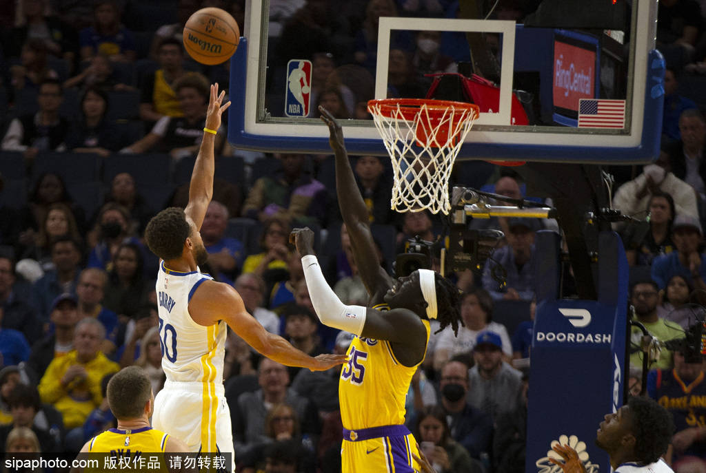 库里与浓眉的巅峰对决 一记绝命三分背后的战术博弈和身体对抗