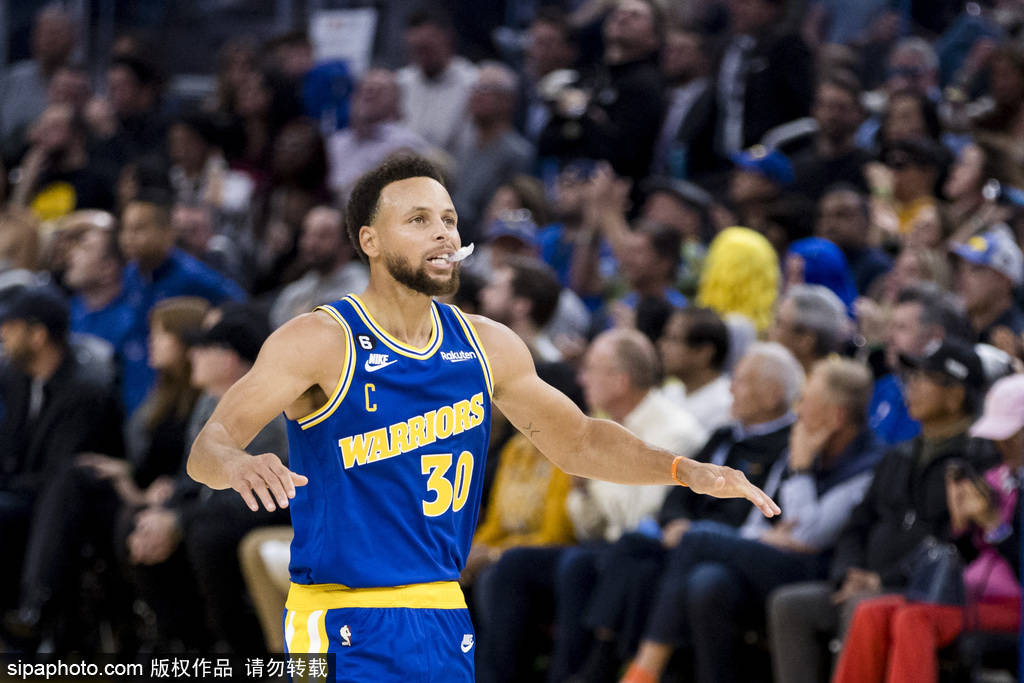 勇士库里训练场加练罚球细节曝光幕后付出令人动容