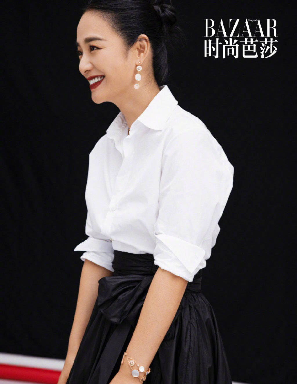 周韵露肩礼服尽显东方韵味 复古红唇好似摩登女郎-搜狐大视野-搜狐新闻