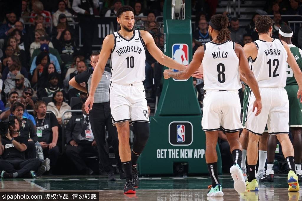 篮网雄鹿激战正酣谁能笑到最后