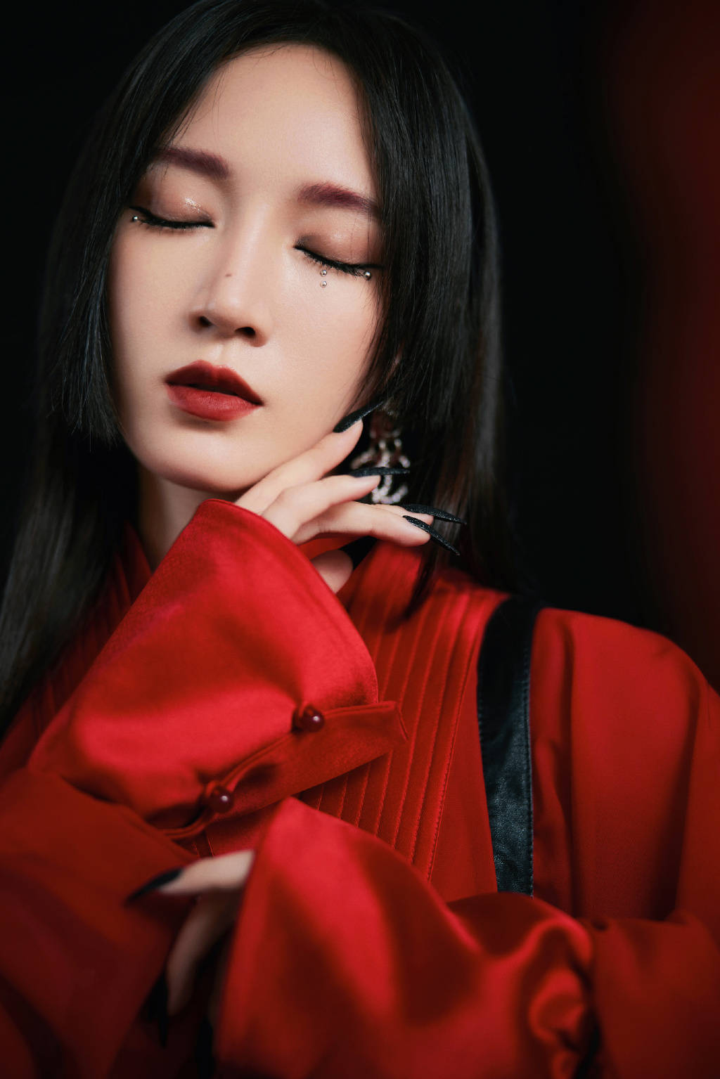 孟佳中国风红艳长袍造型释出 晒细白美腿魅力四射-搜狐大视野-搜狐新闻