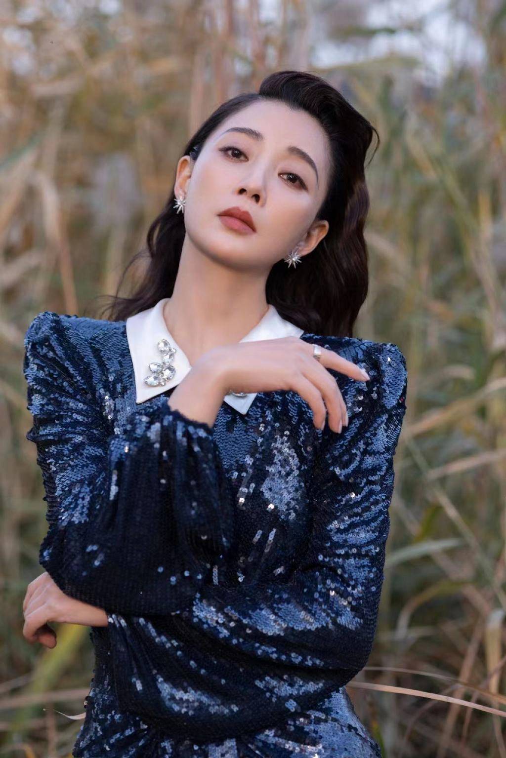 殷桃穿蓝色亮片礼裙拍大片 身姿曼妙气质优雅迷人_造型_画作_写真