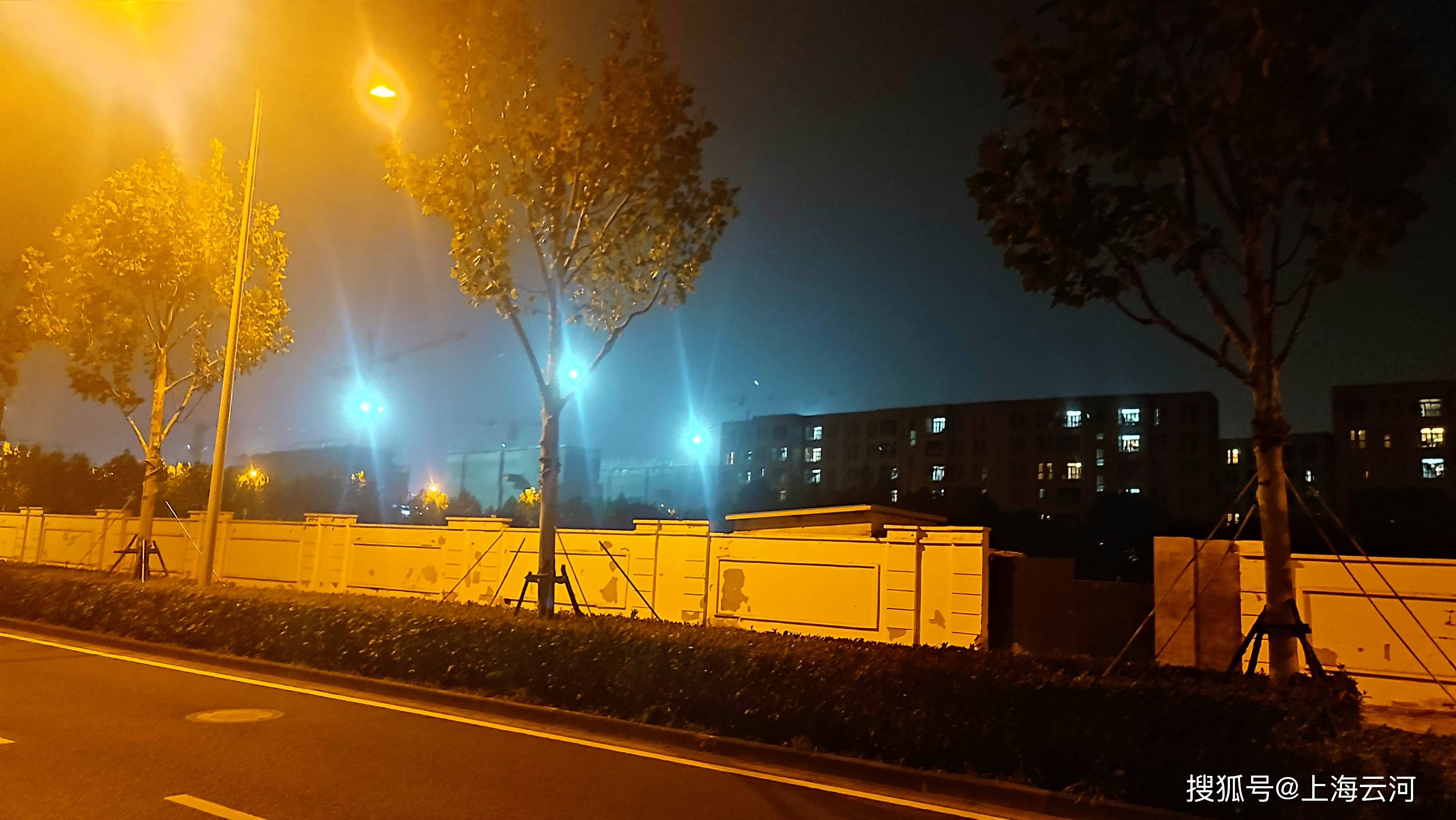 灯光下冷清的街头,不缺晚归的人(15)-搜狐大视野-搜狐新闻