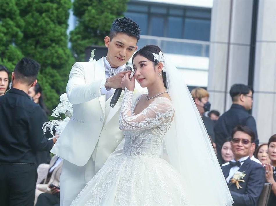 王家梁婚礼现场照曝光 与许维恩甜蜜亲吻超浪漫-搜狐大视野-搜狐新闻