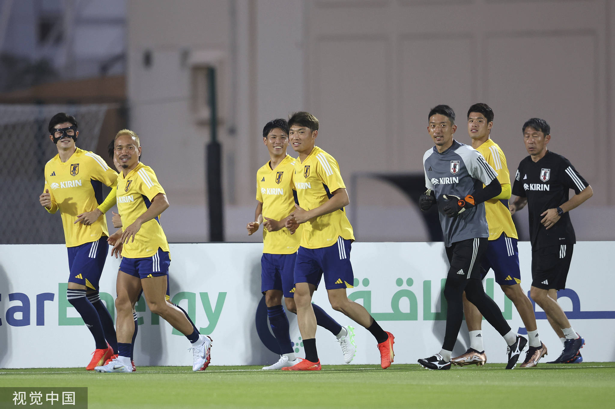 高清图：日本队训练备战世界杯 森保一面带笑容-搜狐大视野-搜狐新闻