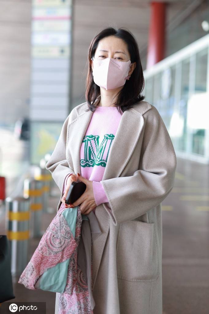 刘敏涛现身北京机场 身着杏色大衣优雅大方-搜狐大视野-搜狐新闻