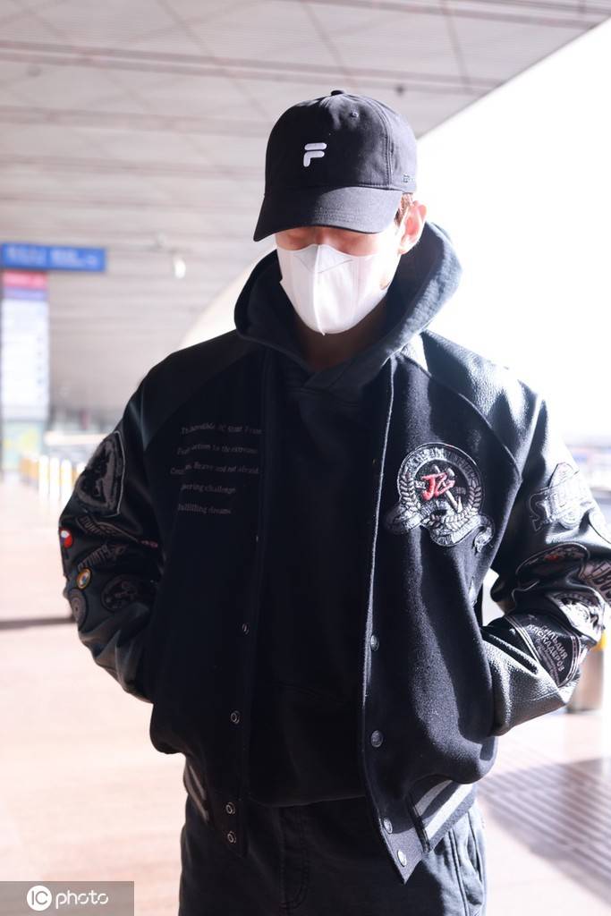 李治廷北京机场出发身着黑色拼接棒球服休闲时尚