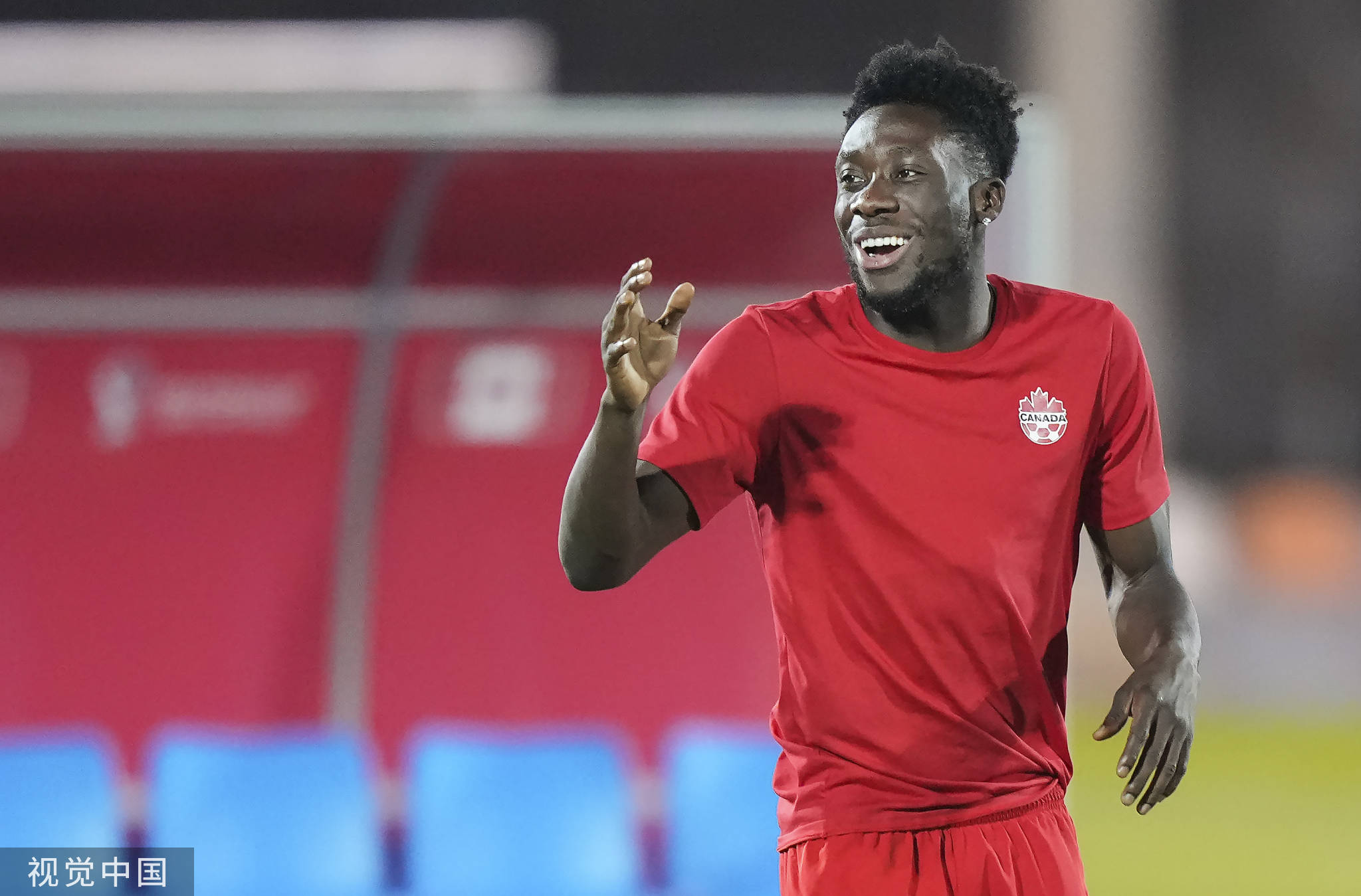 高清图加拿大队训练备战阿方索戴维斯笑容满面