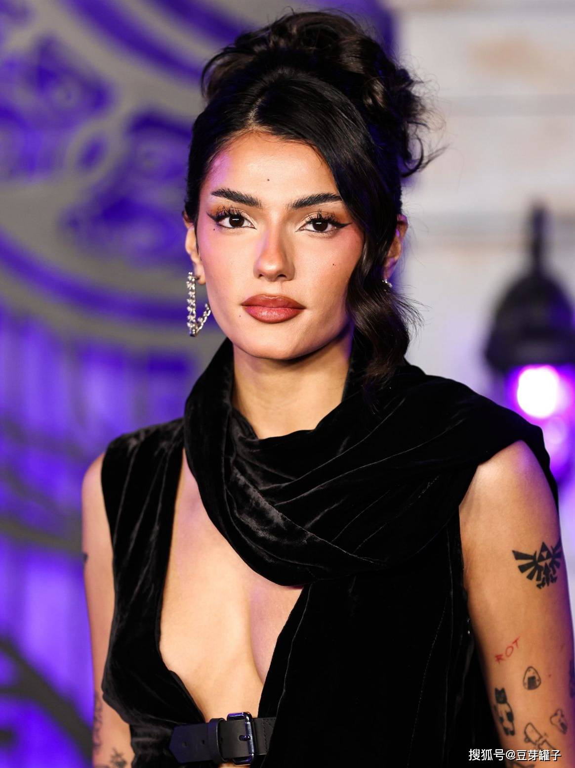 知名美妆博主Noor Dabash，身材曼妙，性感迷人-搜狐大视野-搜狐新闻