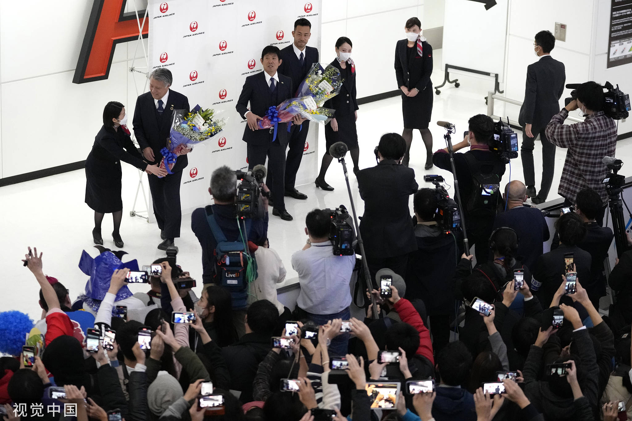 高清图:日本回国结束世界杯之旅 民众机场热情迎接-搜狐大视野-搜狐新闻