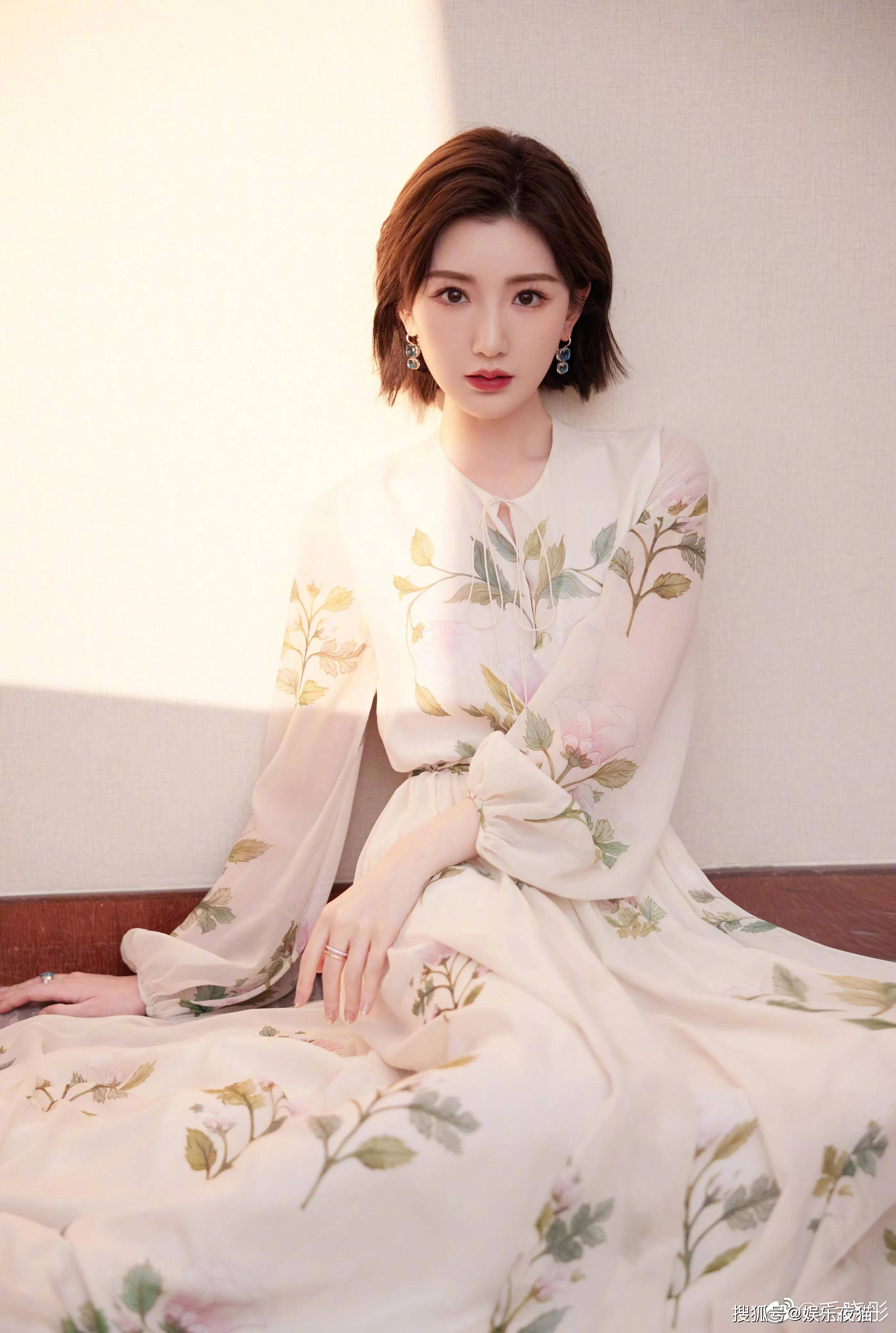 毛晓彤一袭印花白裙写真温柔优雅甜美可人