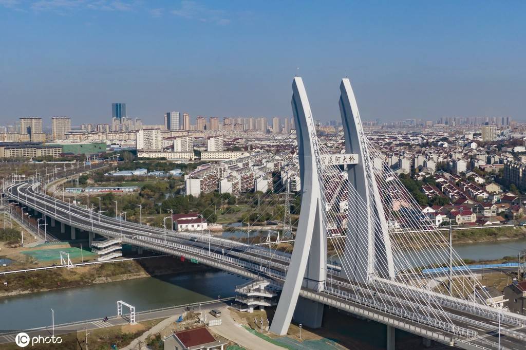 航拍南京高淳官溪河大桥造型借古景具特色