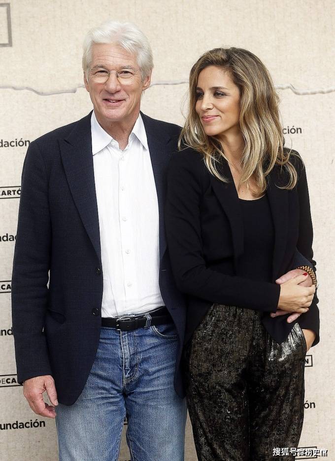 理查·基尔和他小33岁妻子的爱情奇缘:她小时候父亲借给他一艘船_德拉