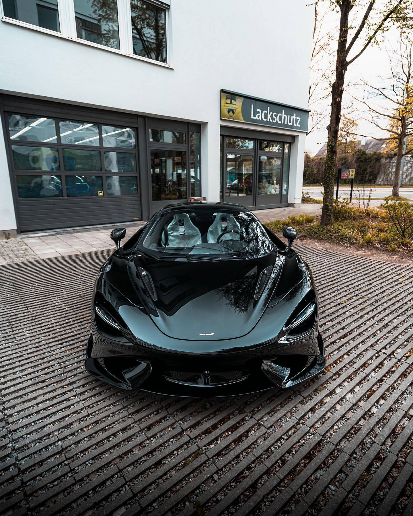 没人能抗拒这台黑色的迈凯伦765lt spider!