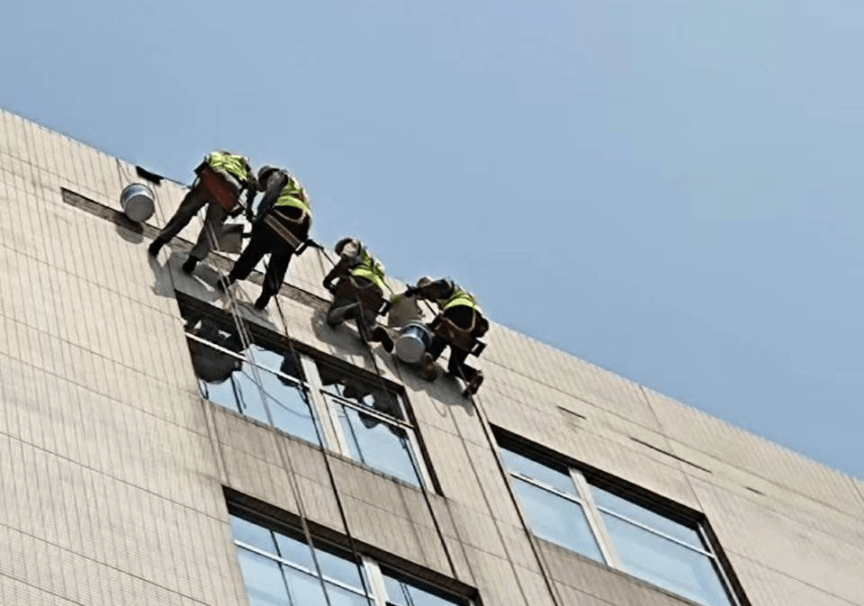 外墙瓷砖拆除蜘蛛人师傅让建筑更安全_施工_方法_绳索