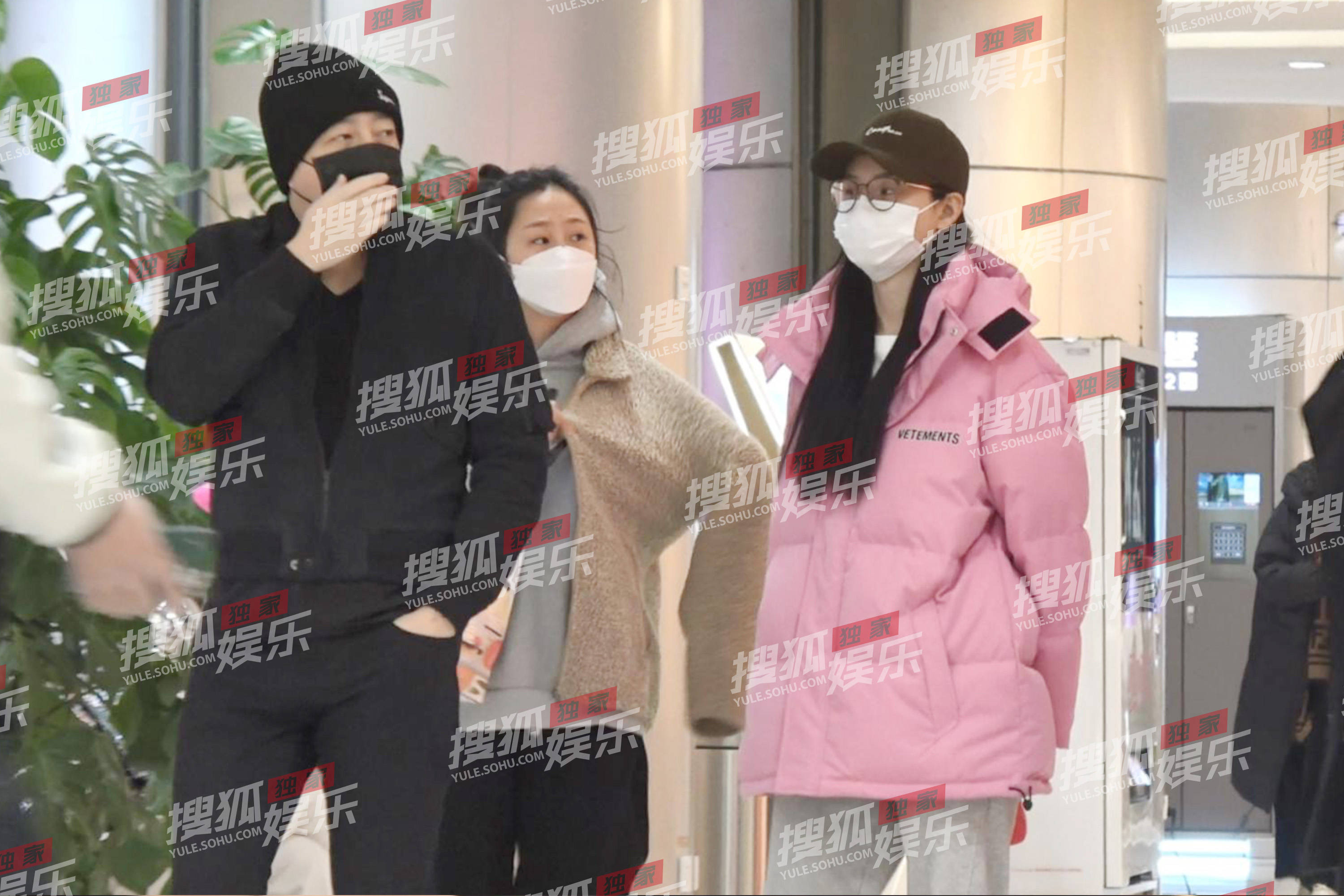 独家:汪小菲带张颖颖逛街 女方贴心为其穿衣服-搜狐大视野-搜狐新闻