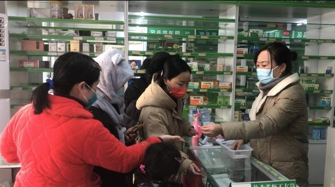 河南药店老板免费送9000粒退烧药，村里老人仍缺退烧针