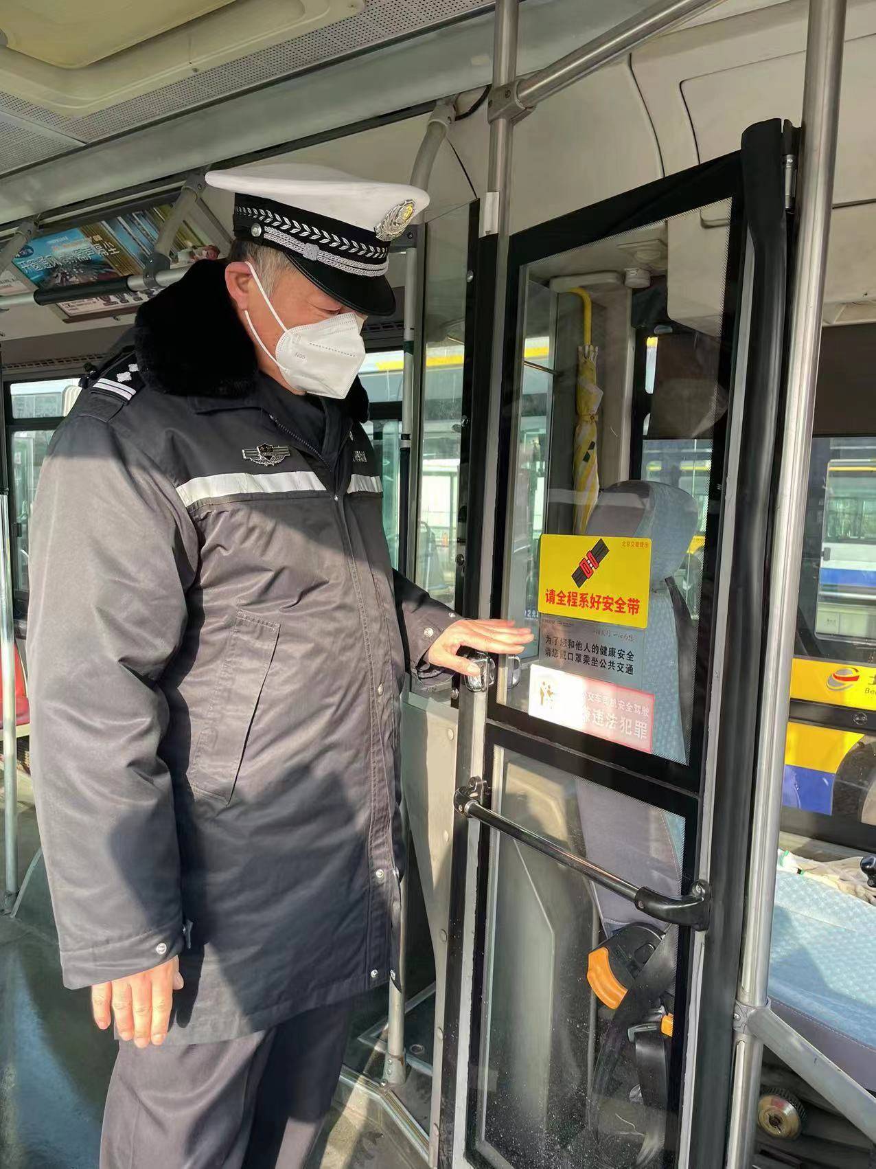 带宣传海报向驾驶员大力宣传道路交通法律法规以及冬季行车交通安全
