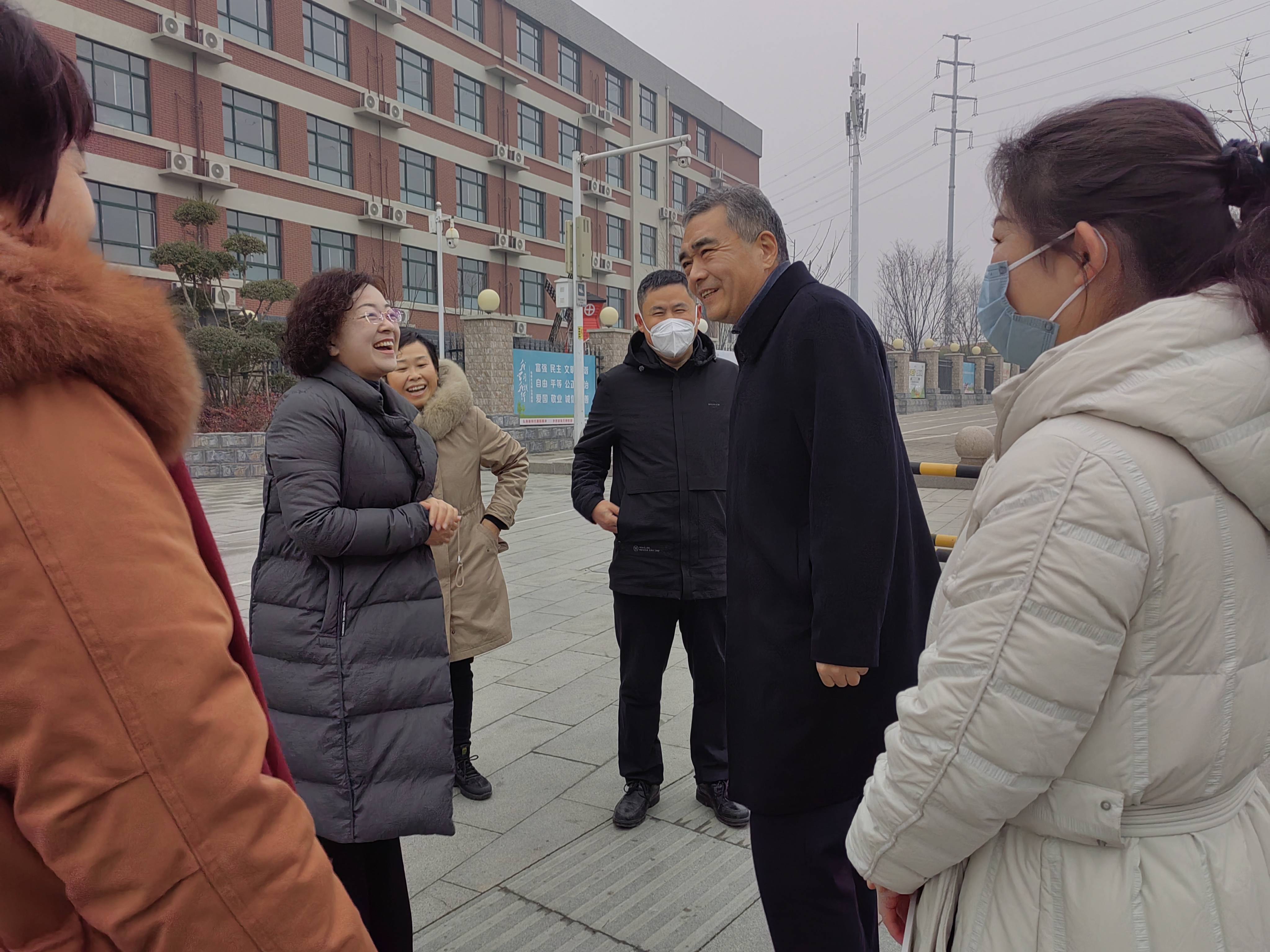 濮阳市教育局副局长齐永军一行到市第十中学开展新春走基层慰问活动