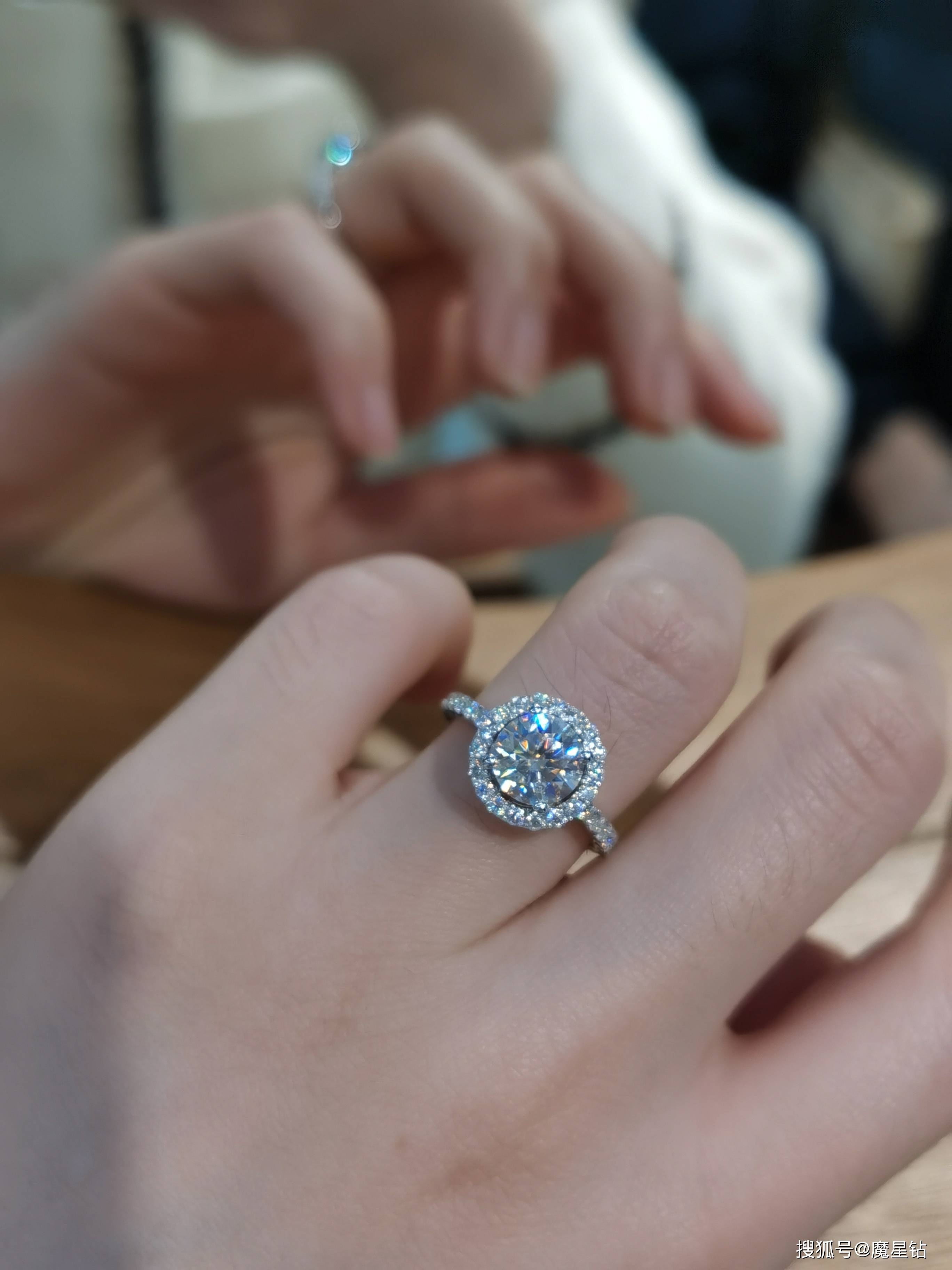 莫桑钻多少钱一克拉