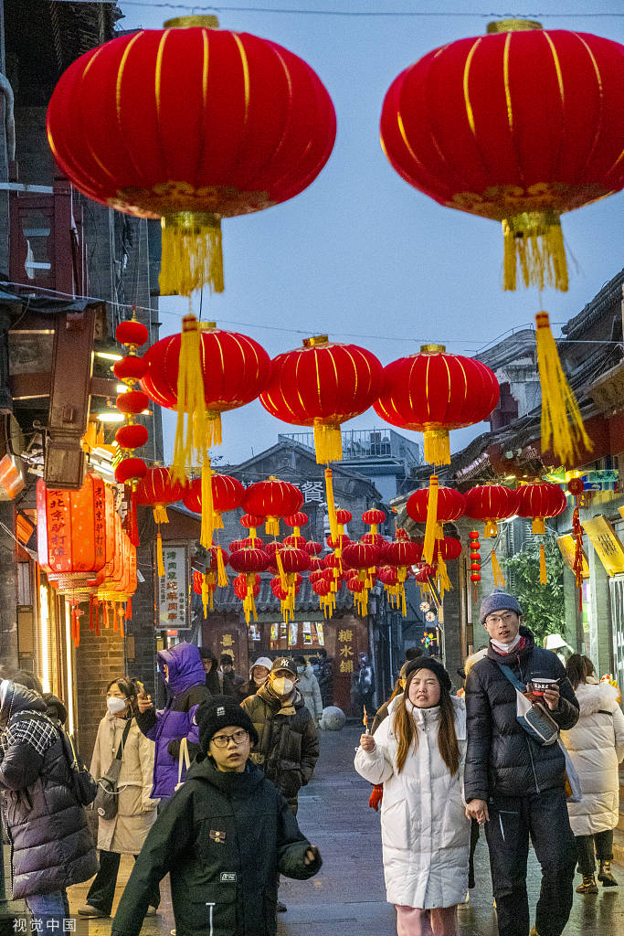 北京烟袋斜街红灯笼高高挂起节日氛围浓厚