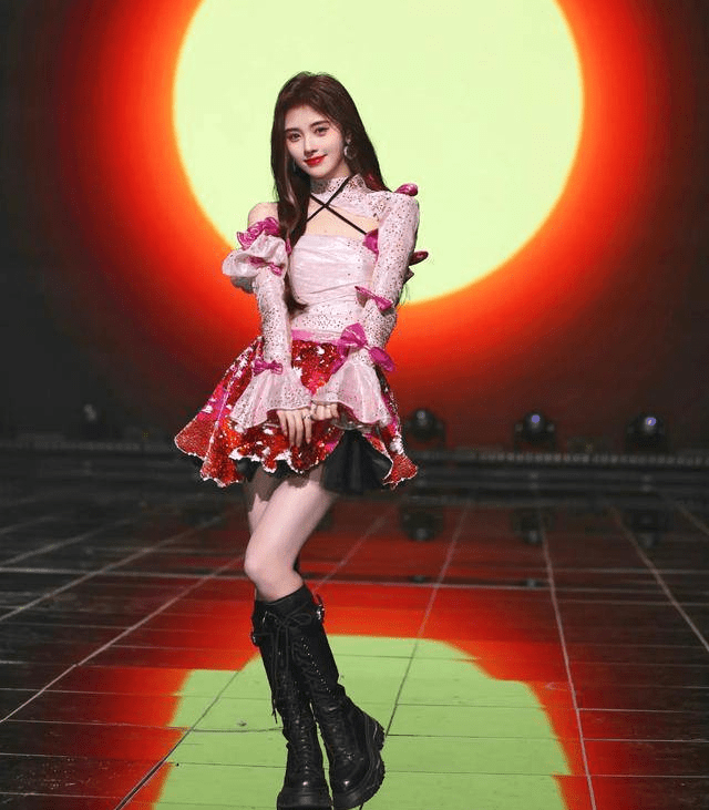 鞠婧祎穿超短裙唱跳活力满满,展现舞台魅力!