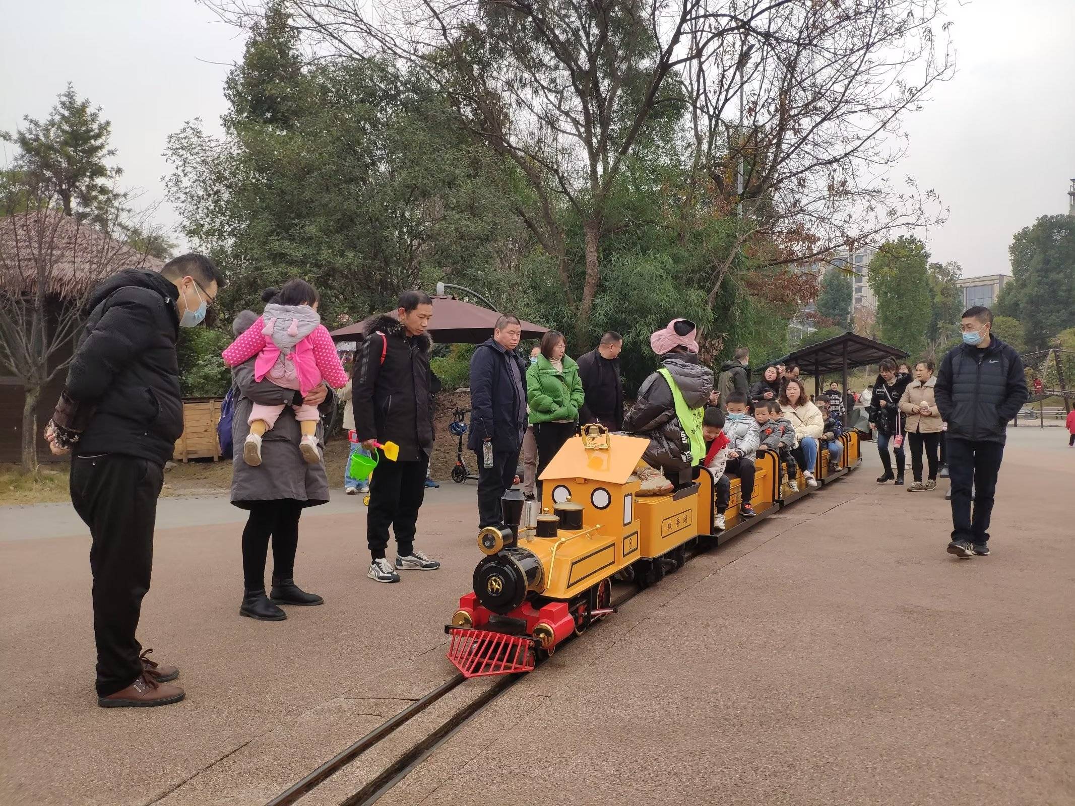 重庆一儿童公园现迷你版"观光小火车"吸引众多"小乘客"乘坐