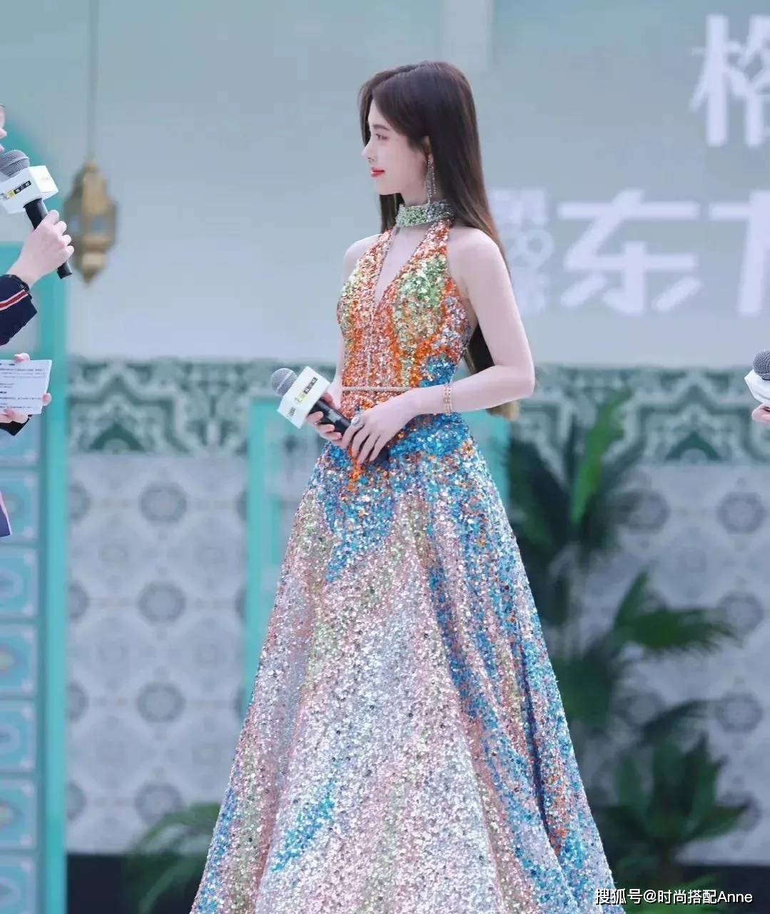 四千年美女鞠婧祎真的是越来越不简单,穿搭渐变镂空礼服秀好身材_唯美