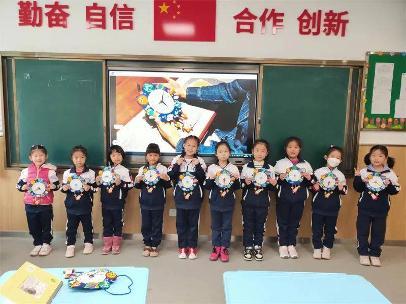 青岛同安路小学组织”劳动教育“开学第一课 (图2)