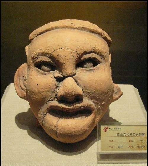 考古人掉入水中却捡到神秘"神像",面涂红彩,双眼镶嵌青色玉片_大汶口