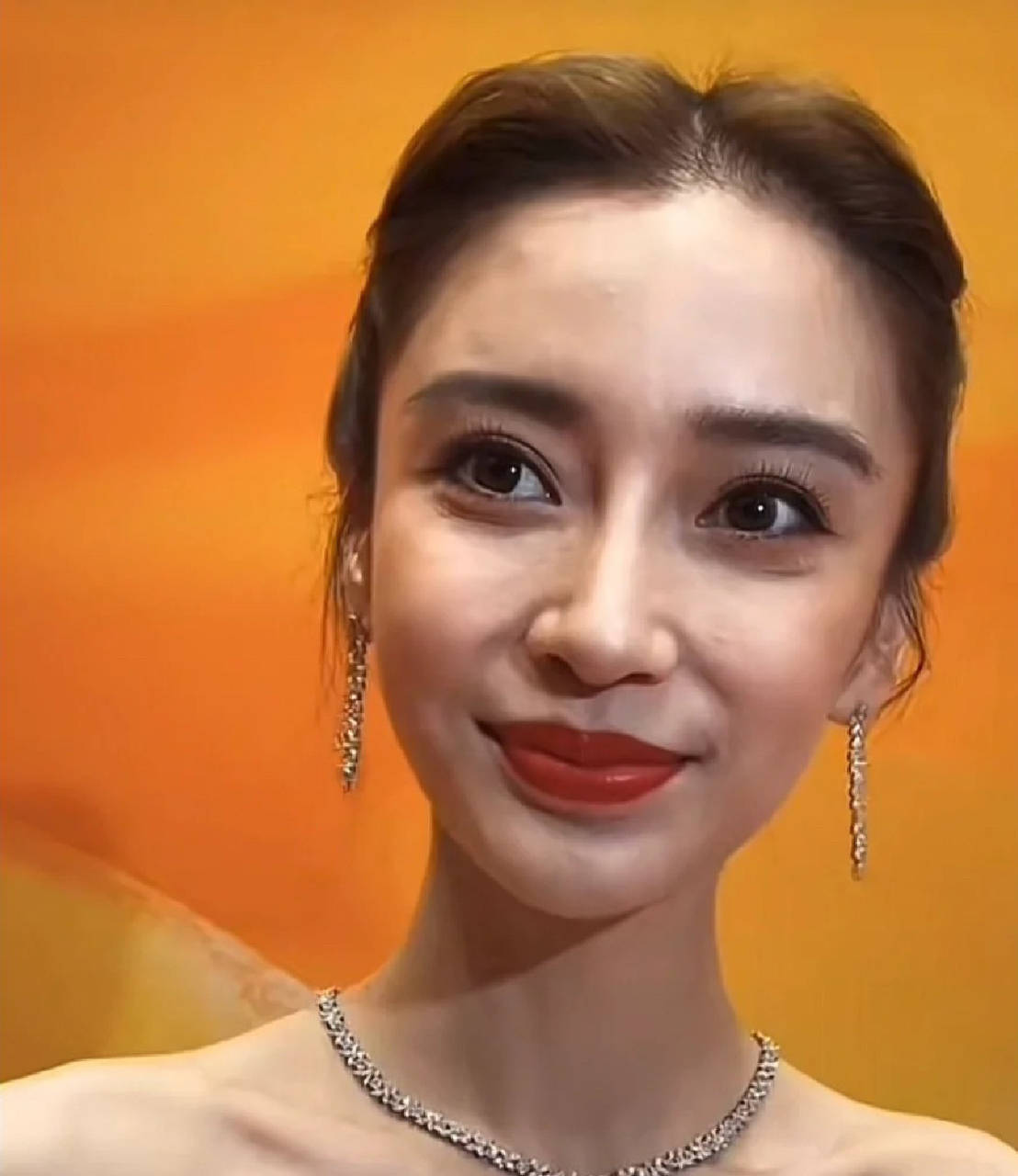 女星怼脸近照曝光,杨颖五官肥大,赵丽颖毛孔粗,白百何满脸疙瘩_皮肤