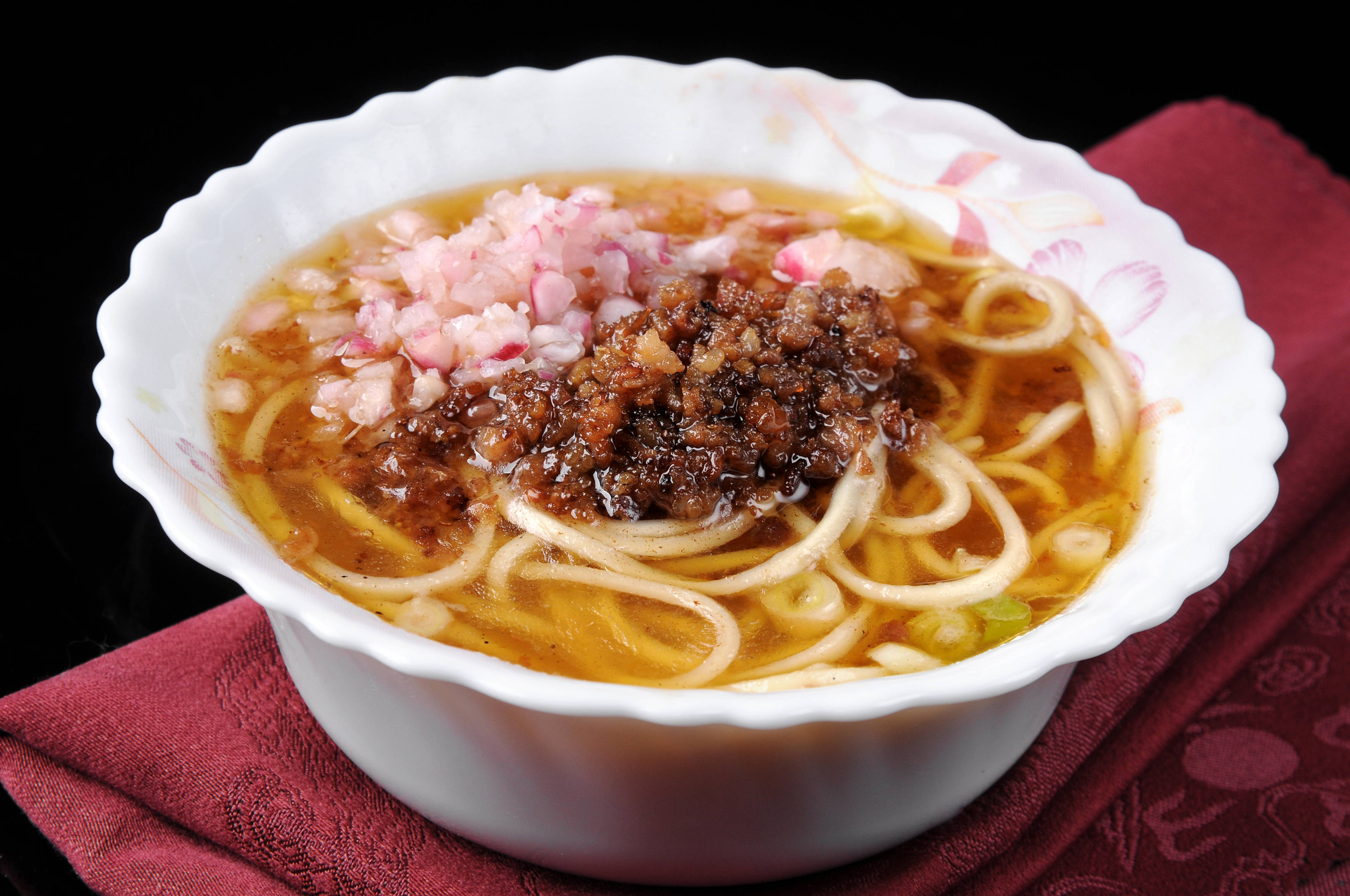 炸酱的颗粒是很大颗的,当然跟北方的炸酱面还是有一定的区别.