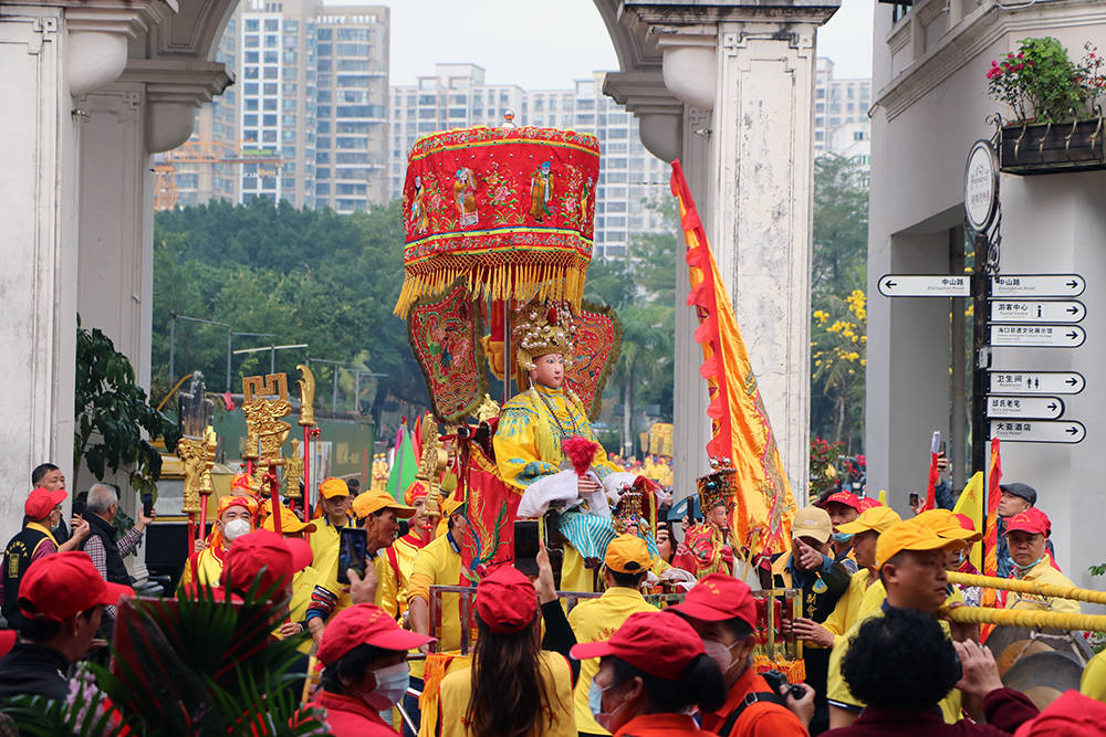 来自海南全省千余名妈祖信众聚集在海口天后宫门前,参加春季祭典仪式.
