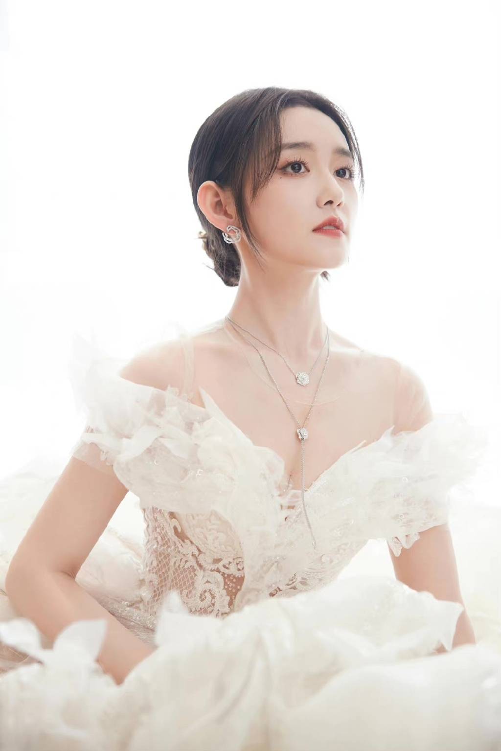 蒋依依穿白色梦幻纱裙天鹅颈诱人 婉约柔美颜值高-搜狐大视野-搜狐新闻