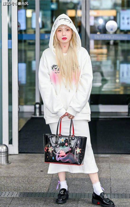 泫雅的机场造型也太酷了!