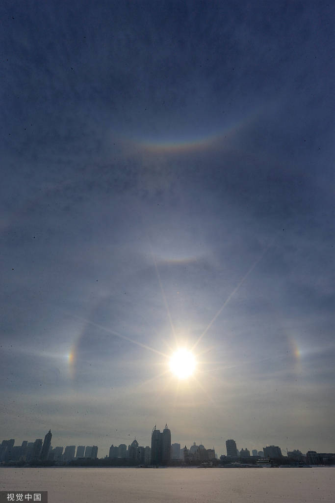 哈尔滨天空现多重“幻日” 宛若太阳“戴美瞳”-搜狐大视野-搜狐新闻