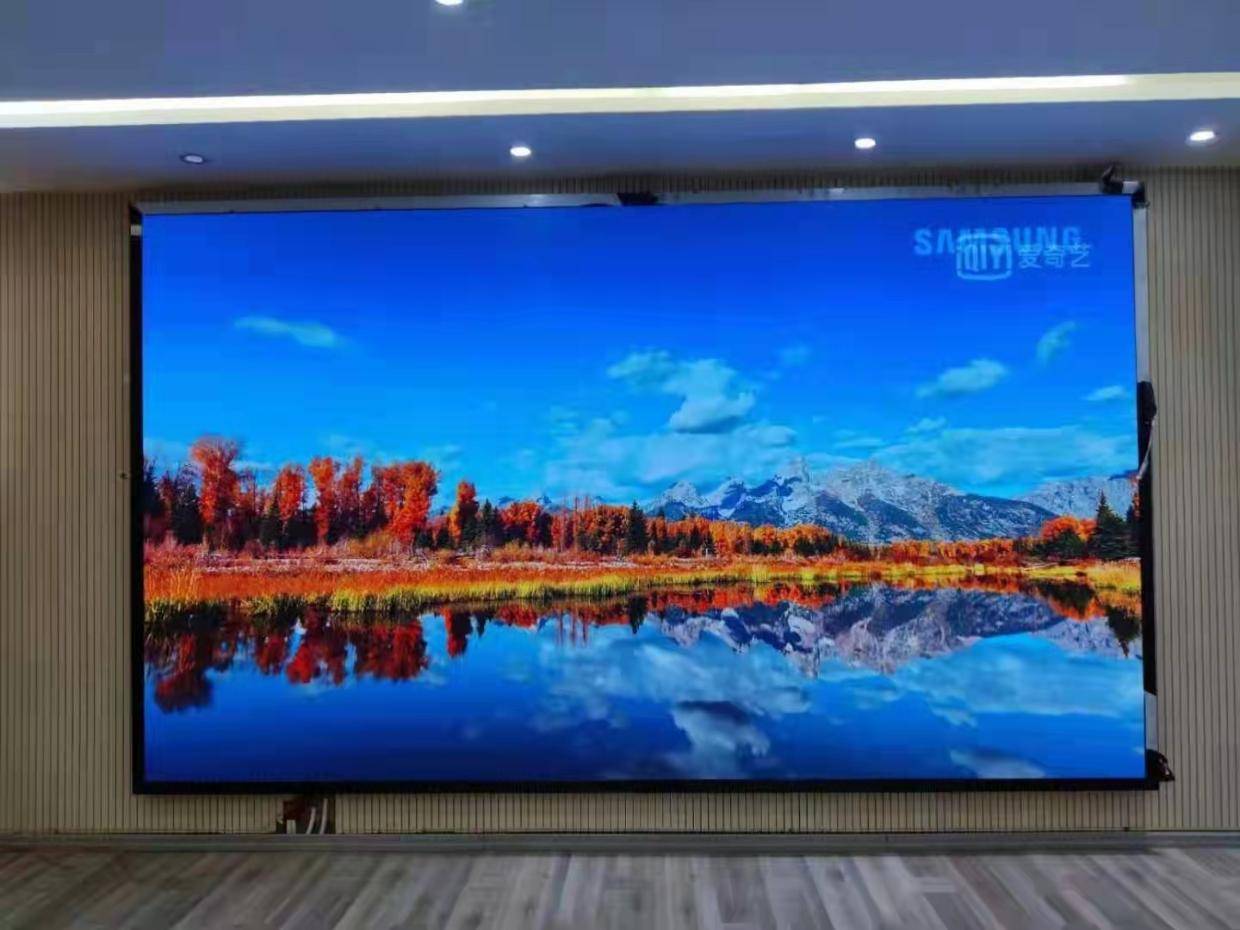led显示屏优点在于无缝拼接,亮度高低可以调,彩色鲜艳亮丽,画面逼真