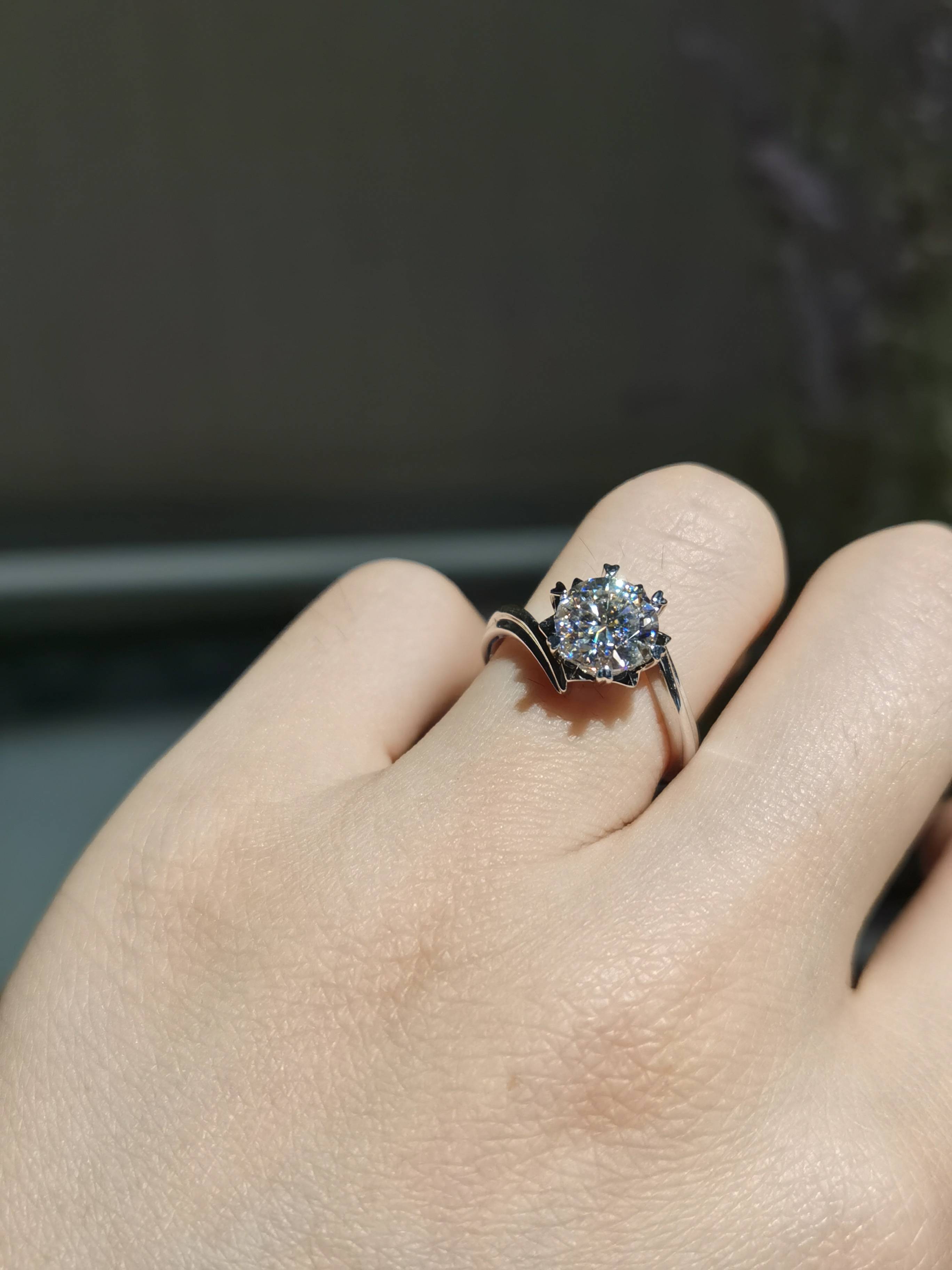 莫桑钻一克拉多少钱?