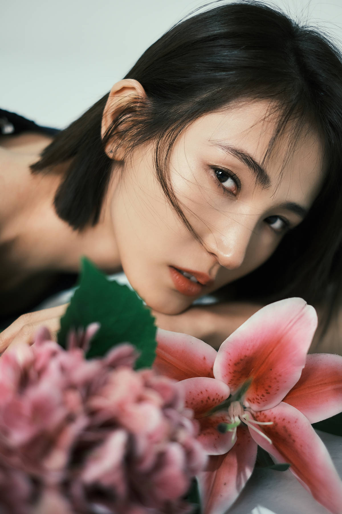 黄晓婉春日写真释出 娇飒交融展现多重魅力_一面_李薇_短发