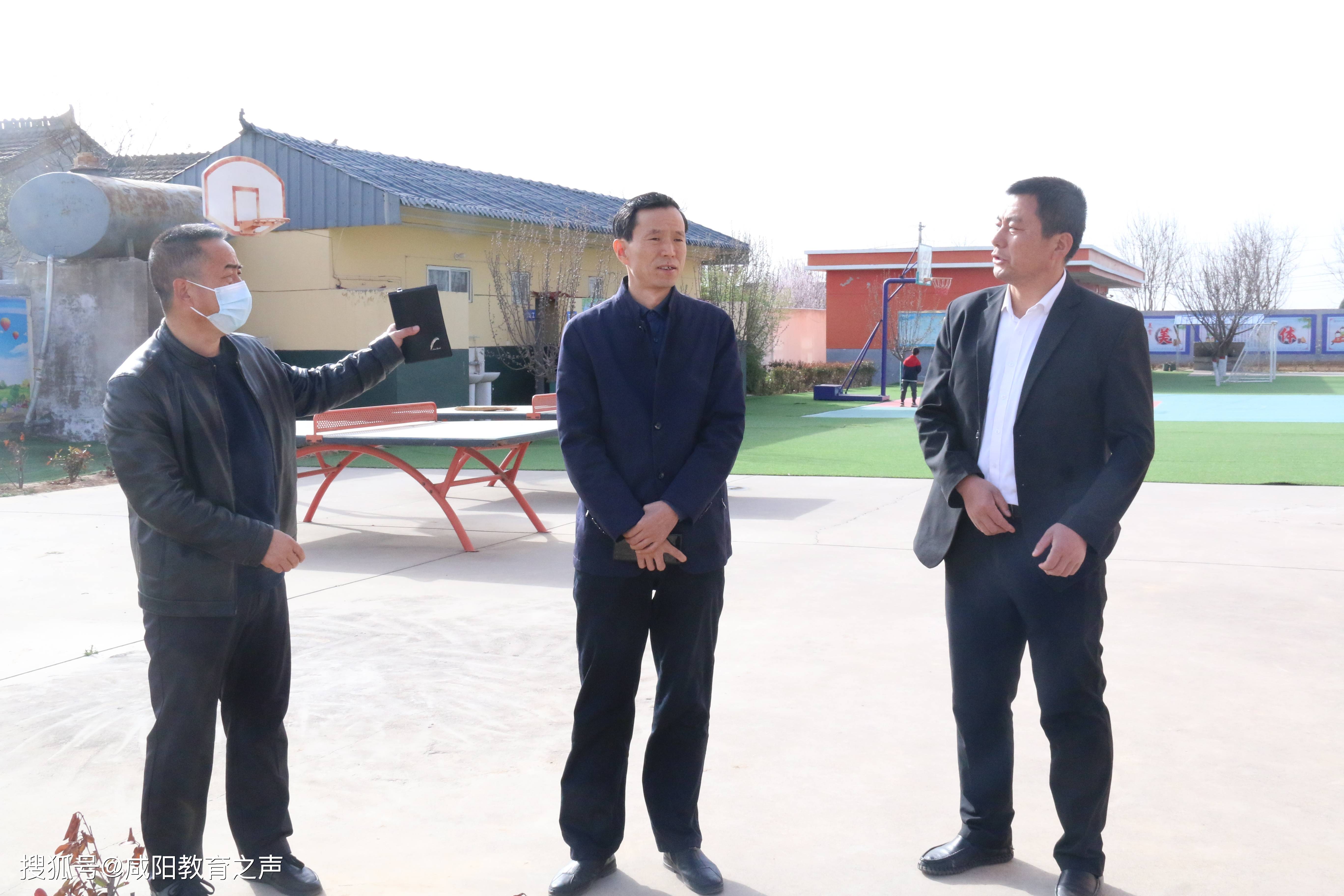 滑向军书记,王峰镇长分别介绍镇党委,政府支持教育事业发展的有效做法