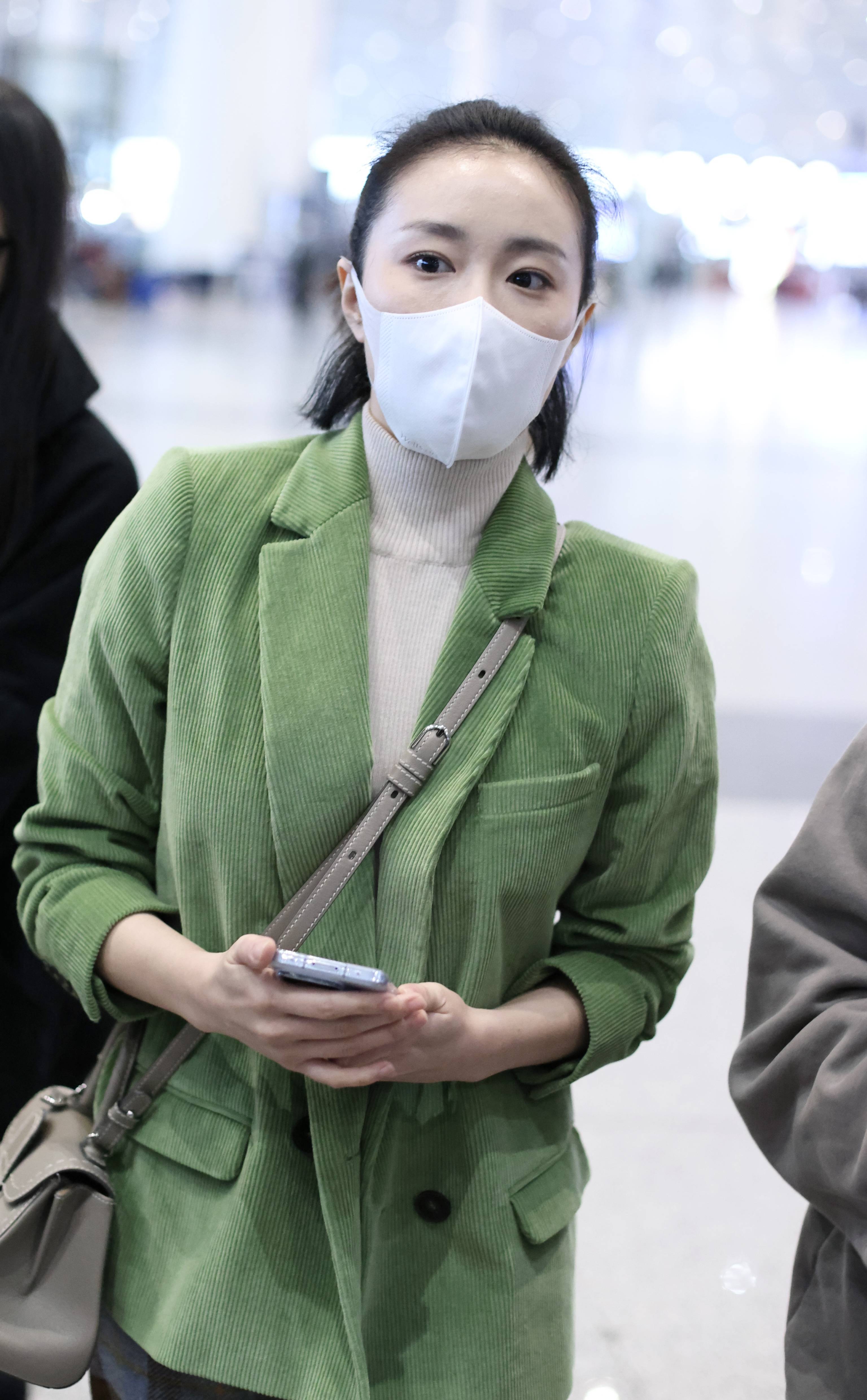 高叶穿着活力绿色西装现身机场 微笑的小眼神超萌-搜狐大视野-搜狐新闻