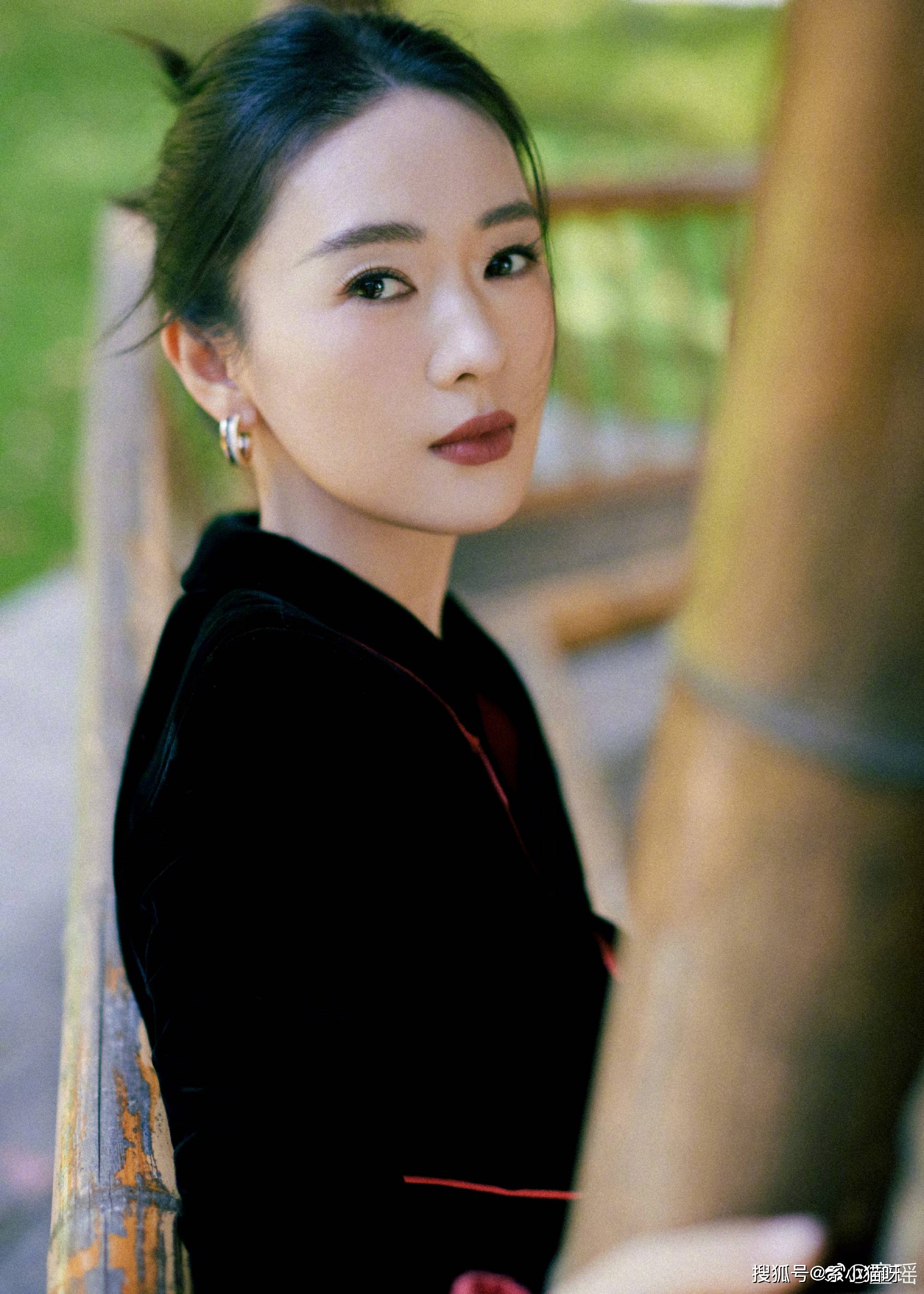 童瑶红唇彰显女人气质,黑色丝绒西服套装身姿优雅-搜狐大视野-搜狐新闻